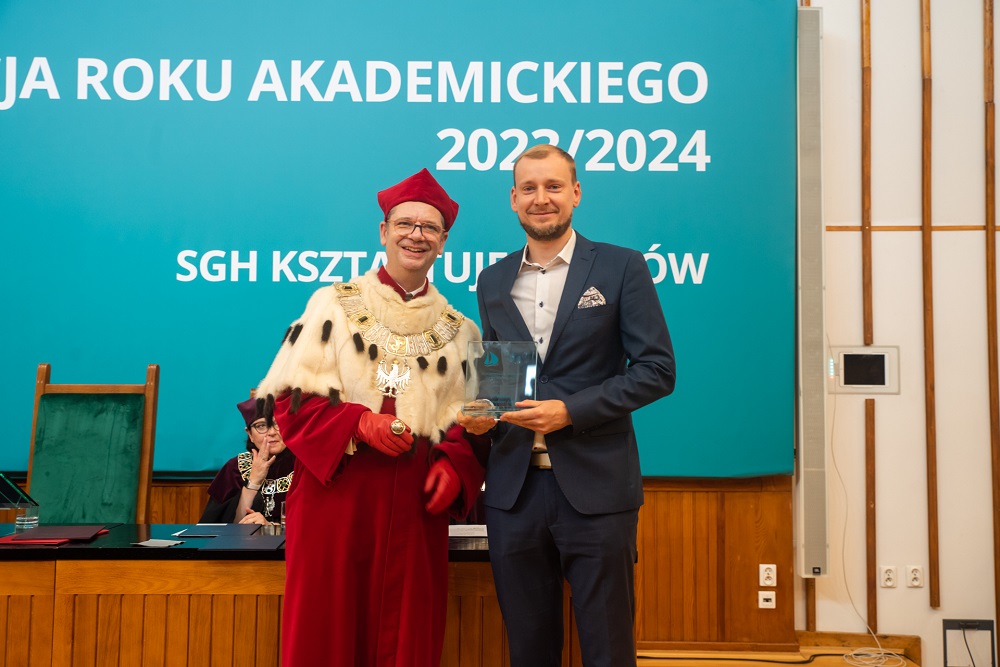 Piotr Kucharczyk odbiera nagrodę Żagle Biznesu